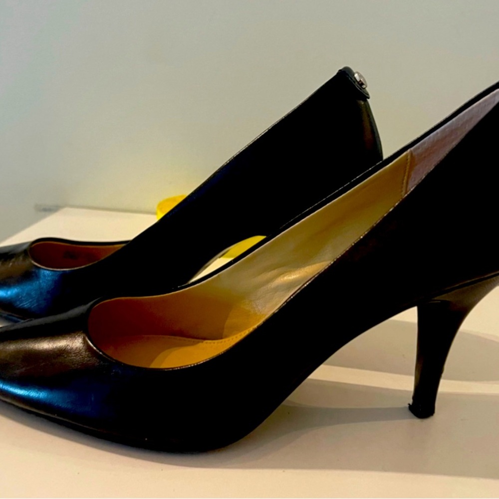 Black MK pumps side 7.5